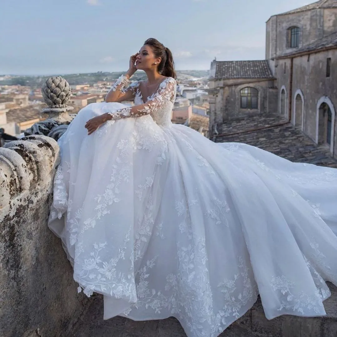 Chic Long Princess Sweetheart Wedding Dress with Floral Lace Appliques