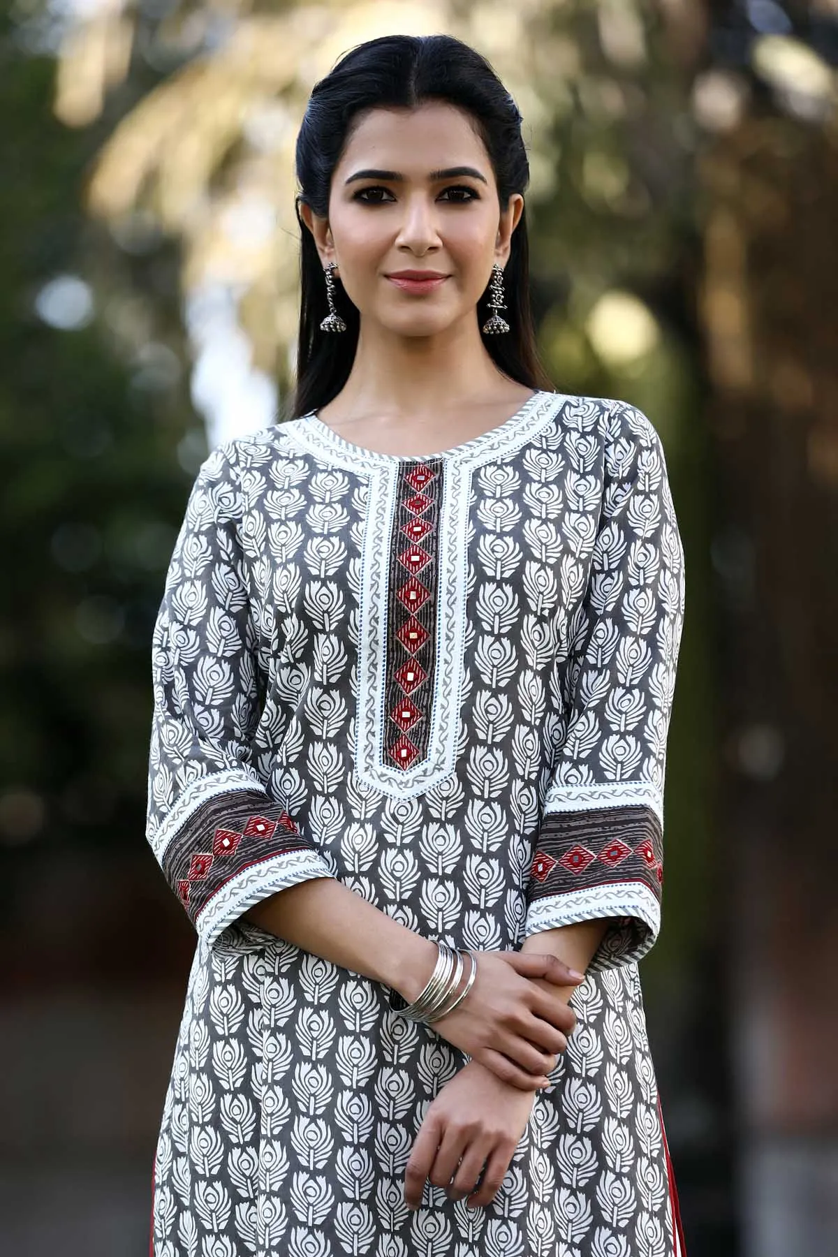 Elegant straight fit kurta in grey/white color